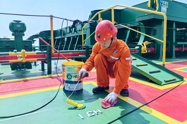 00-烈日下,寧波海運(yùn)船員進(jìn)行船舶刷漆作業(yè)。劉忠新攝_副本.jpg 00-烈日下,寧波海運(yùn)船員進(jìn)行船舶刷漆作業(yè)。劉忠新攝_副本.jpg