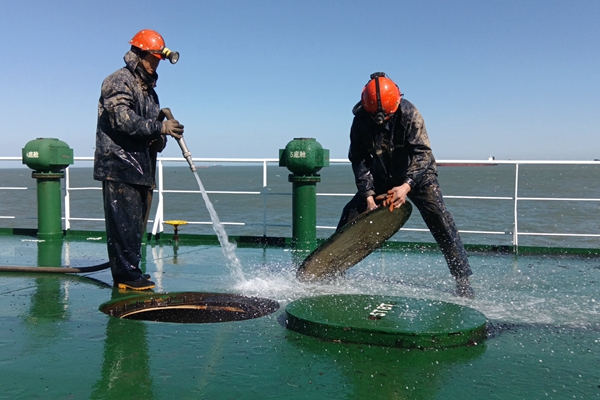 00寧波海運(yùn)船員作業(yè)。3#汪書華攝_副本.jpg 00寧波海運(yùn)船員作業(yè)。3#汪書華攝_副本.jpg