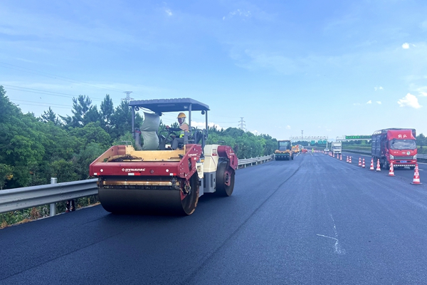 路面整治維修工程施工現場。陳昀攝_副本.jpg 路面整治維修工程施工現場。陳昀攝_副本.jpg