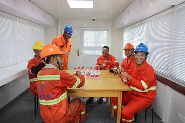 明州高速為戶外勞動者送上一份清涼。華海琴 攝_副本.jpg 明州高速為戶外勞動者送上一份清涼。華海琴 攝_副本.jpg