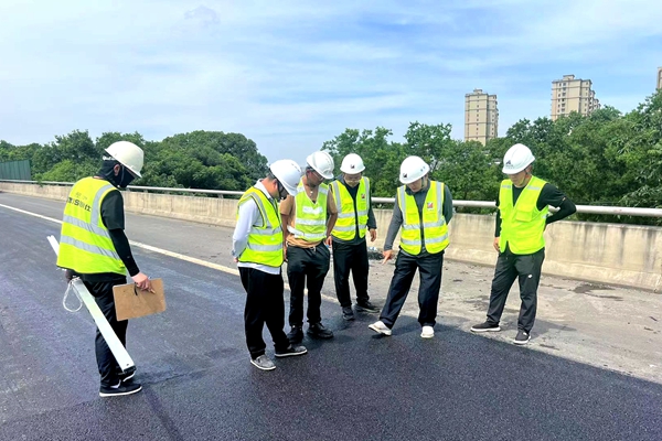 明州高速對路面整治維修工程進行施工質量檢測。余鋒攝_副本.jpg 明州高速對路面整治維修工程進行施工質量檢測。余鋒攝_副本.jpg