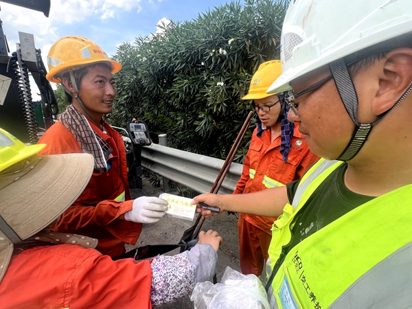 明州高速為涉路施工作業人員發放防暑藥品。余鋒攝_副本.jpg 明州高速為涉路施工作業人員發放防暑藥品。余鋒攝_副本.jpg