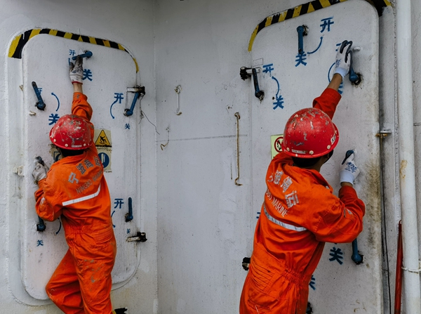 江海公司船員們檢查船舶水密門水密情況。施佰君 攝_副本.jpg 江海公司船員們檢查船舶水密門水密情況。施佰君 攝_副本.jpg