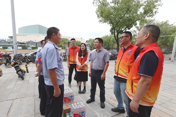 送清涼-崗亭民警。陸瑩攝1#_副本.jpg 送清涼-崗亭民警。陸瑩攝1#_副本.jpg