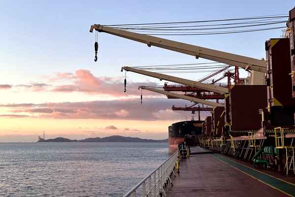 00-迎峰度夏期間,寧波海運(yùn)轄管船舶做好日常電煤保運(yùn)任務(wù)。羅杰攝_副本.jpg 00-迎峰度夏期間,寧波海運(yùn)轄管船舶做好日常電煤保運(yùn)任務(wù)。羅杰攝_副本.jpg