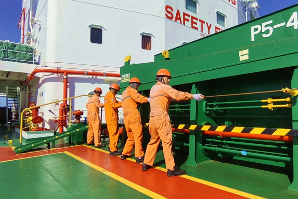 寧波海運船員們正拉緊船舶甲板風暴索。陳玉堂 攝_副本.jpg 寧波海運船員們正拉緊船舶甲板風暴索。陳玉堂 攝_副本.jpg