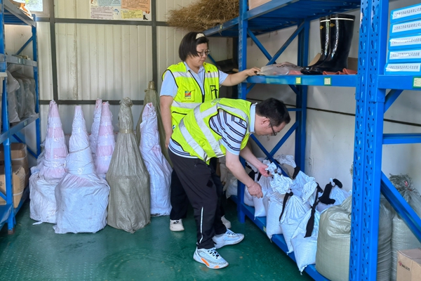 明州高速對收費所防臺防汛物資進行盤點檢查。王任攝_副本.jpg 明州高速對收費所防臺防汛物資進行盤點檢查。王任攝_副本.jpg