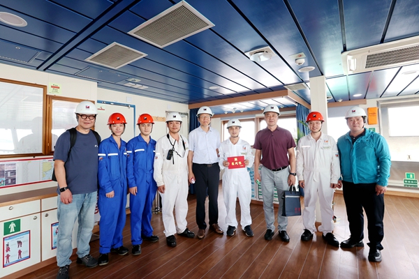 00-寧波海運(yùn)赴船舶一線開展高溫慰問。陸瑩攝_副本.jpg 00-寧波海運(yùn)赴船舶一線開展高溫慰問。陸瑩攝_副本.jpg