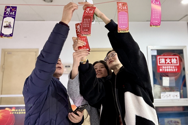 寧波海運開展“靈蛇獻瑞 巳巳如意”元宵節主題活動。黃崇武 攝 (1)_副本.jpg