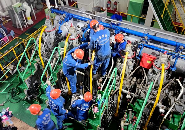 春節(jié)期間，寧波海運(yùn)船員們在機(jī)艙間做好主機(jī)設(shè)備日常維護(hù)保養(yǎng)工作。閆小亮 攝_副本.jpg