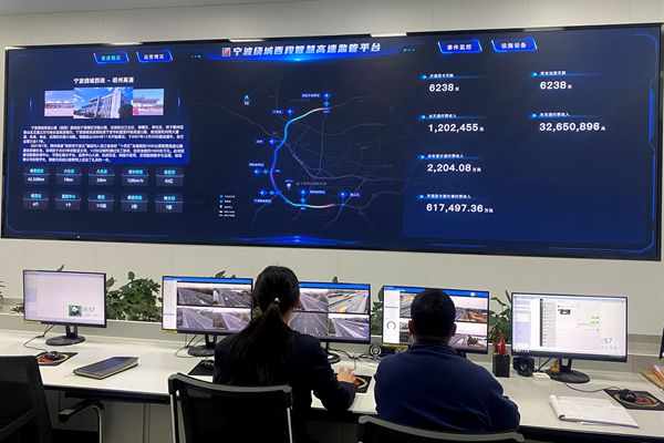 春節(jié)期間，寧波海運(yùn)明州高速監(jiān)控中心的監(jiān)控人員緊盯屏幕，監(jiān)測假期高速公路行車情況。華海琴 提供_副本.jpg
