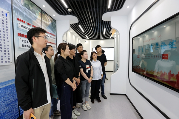 A33I6827_副本_副本.jpg A33I6827_副本_副本.jpg