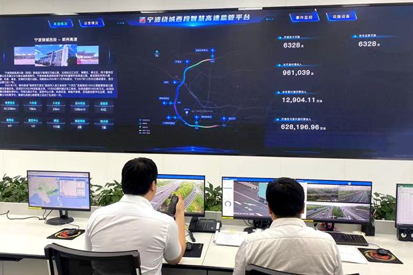 寧波海運(yùn)明州高速監(jiān)控中心人員充分運(yùn)用智慧高速平臺做好道路監(jiān)測,多措并舉全力做好“五一”假期高速公路保通保暢工作。胡懷君攝_副本.jpg 寧波海運(yùn)明州高速監(jiān)控中心人員充分運(yùn)用智慧高速平臺做好道路監(jiān)測,多措并舉全力做好“五一”假期高速公路保通保暢工作。胡懷君攝_副本.jpg